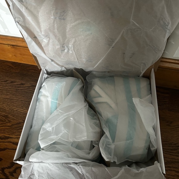 Stylish Platform Sneakers in Blue and White - Picture 6 of 8